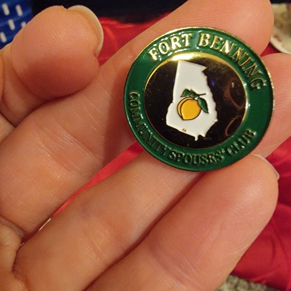 Gold tone CSC pin - Picture 4 of 5